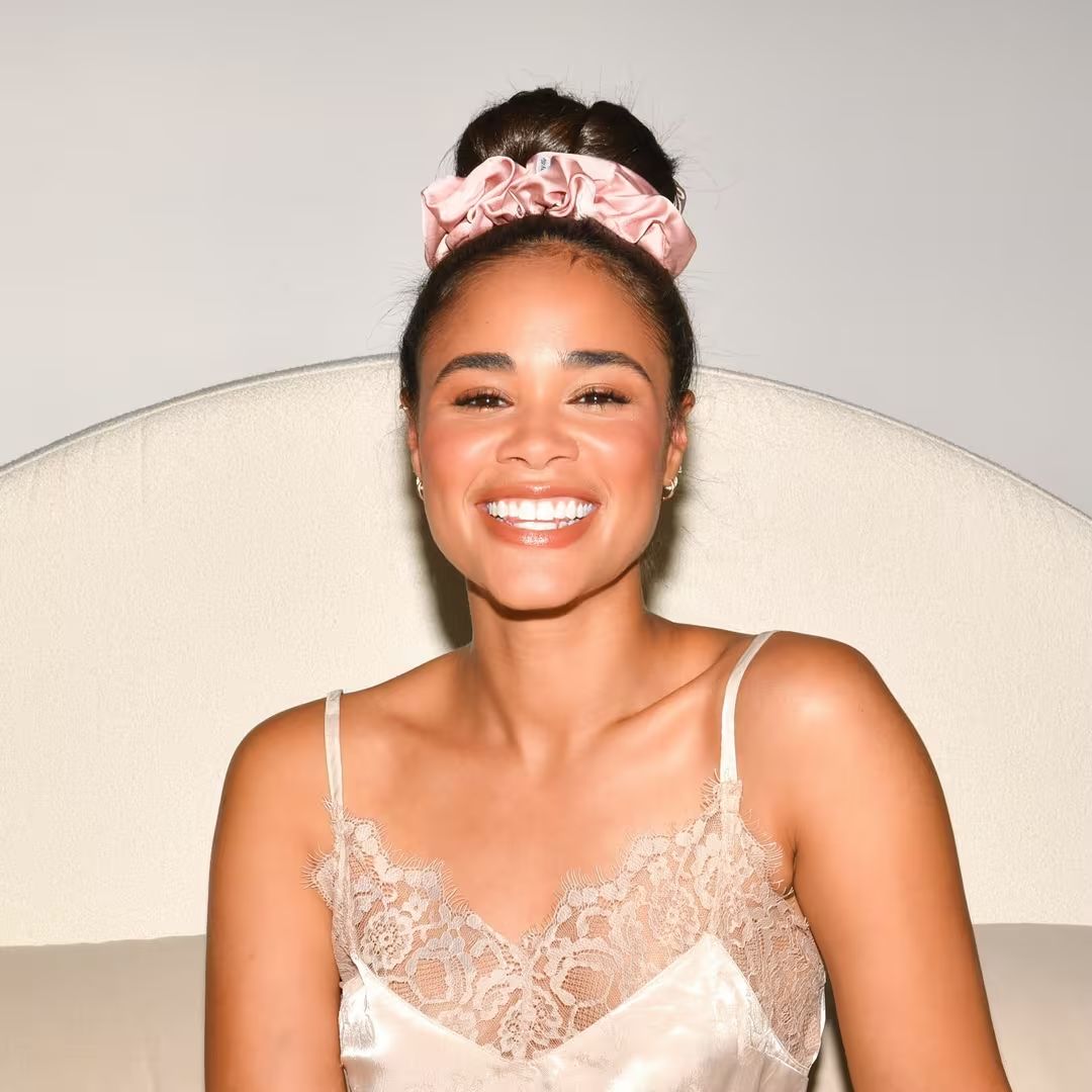 Cheveux bouclés : 5 astuces pour les protéger la nuit et révéler vos plus belles boucles au réveil